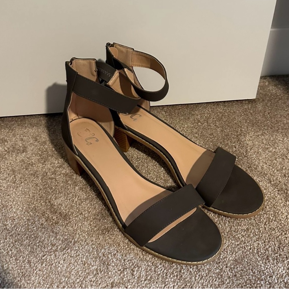 Size 11 Journee Collection Gray Sandals
